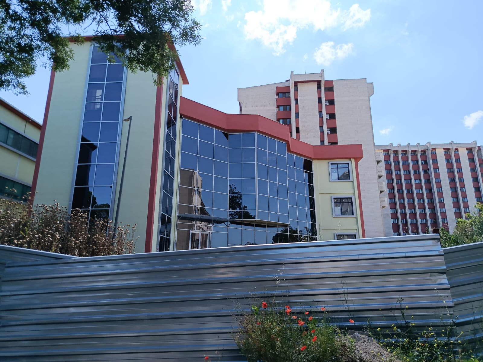 Hayırsever iş insanı Soner Çeker'in bağışıyla 1 yıl 3 ay önce yapımına başlanan ve 8 ay önce %80'inin tamamlandığı açıklanan Trakya Üniversitesi Balkan Onkoloji Hastanesi ek binasının kaderine terk edilmesi, aşırı yoğunluk nedeniyle muayene olamadan şehir dışından geri dönen kanser hastalarını çaresiz bıraktı.